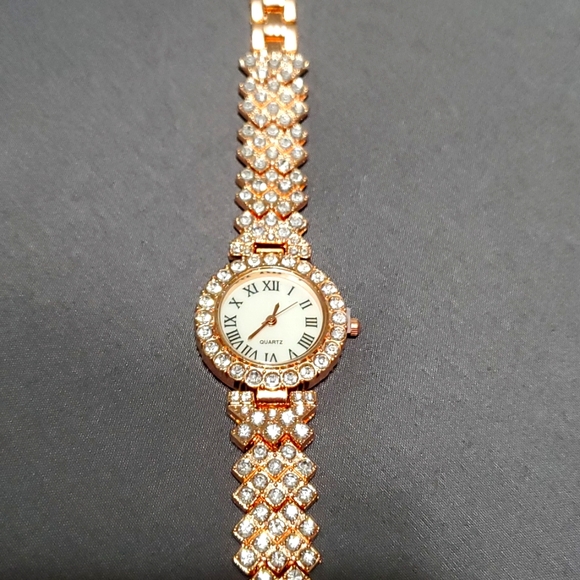 Womens Fashion Watch - Picture 2 of 2